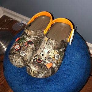 LUKE COMBS CROCS MENS 10 WOMAN'S 12